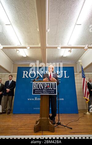 Le Mars, Iowa 30. Dezember 2011 - der republikanische Präsidentschaftskandidat Ron Paul aus Texas macht einen Wahlkampfauftritt in Le Mars im Nordwesten von Iowa in einem letzten Schub vor den 2012 Iowa-Wahlen am Dienstag. ©Bob Daemmrich Stockfoto