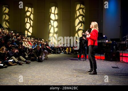 West des Moines Iowa USA, 3. Januar 2012: Ann Romney, Ehefrau des Kandidaten für die Präsidentschaftsnominierung der Republikaner Mitt Romney, spricht sich abschließend dafür aus, warum die Wähler ihren Ehemann bei einer Veranstaltung des Caucus wählen sollten, kurz bevor die Wahl am Dienstag begann. ©Bob Daemmrich Stockfoto