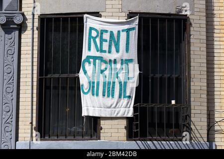 Vor einem Gebäude in Brooklyn, New York, war ein Banner mit dem Titel „Rent Strike“ eingehüllt. Entlassungen wegen des Coronavirus... WEITERE INFORMATIONEN FINDEN SIE UNTER „VOLLSTÄNDIGE BILDUNTERSCHRIFT“ Stockfoto