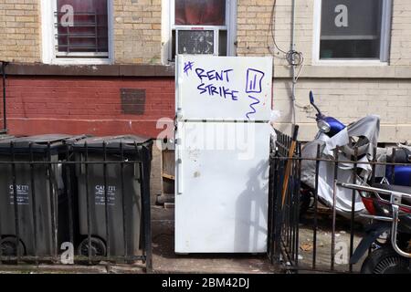 Ein Rent Strike Hashtag auf einem Kühlschrank in Brooklyn, New York. Entlassungen wegen des Coronavirus... WEITERE INFORMATIONEN FINDEN SIE UNTER „VOLLSTÄNDIGE BILDUNTERSCHRIFT“ Stockfoto