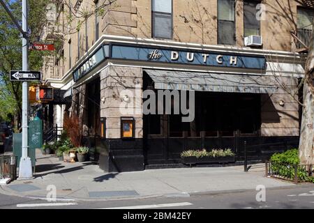 The Dutch, 131 Sullivan St, New York, NYC Schaufenster Foto eines amerikanischen Restaurants im SoHo-Viertel von Manhattan. Stockfoto