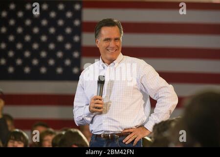 Des Moines, Iowa, USA, 2. Januar 2012: Republikanischer Präsidentschaftskandidat Mitt Romney begrüßt die Anhänger bei einer letzten Kundgebung am Montagabend vor dem Amtsantritt von Iowa am Dienstag. Romney ist in einer toten Hitze mit Rivale Ron Paul um die Führung im ersten Test des nationalen Präsidentschaftswahlkampfes. ©Bob Daemmrich Stockfoto