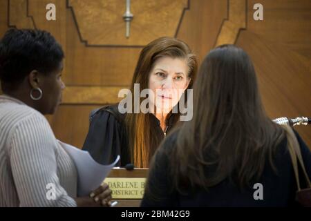 Austin, Texas, USA, 21. November 2011: Family Court Justice Darlene Byrne arbeitet mit Rechtsanwälten, Freiwilligen und Klienten zusammen, die Familienfälle wie Adoptionen, Sorgerecht und Besuchsangelegenheiten im Travis County Courthouse bearbeiten. Byrne praktizierte 13 Jahre lang Recht, bevor er vor 10 Jahren Richter am Familiengericht wurde. ©Bob Daemmrich Stockfoto