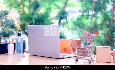 Online-Shopping und Home Delivery Konzept. Sperren und Selbstquarantäne für die Arbeit zu Hause. KMU-Geschäft und E-Commerce-Effekt von Covid-19. Stockfoto