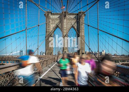 Tourist in New York City zu Fuß auf der Brooklyn Bridge. Stockfoto