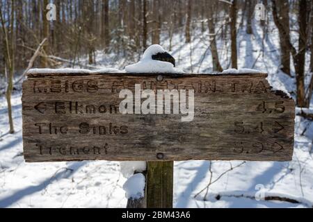 Meigs Mountain Trail Schild mit Schnee in Smokies Stockfoto