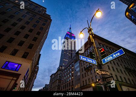 New York, N.Y/USA – 1. Mai 2020:das Empire State Building Tribut an die Beschäftigten im Gesundheitswesen. Quelle: Gordon Donovan/Alamy Live News Stockfoto