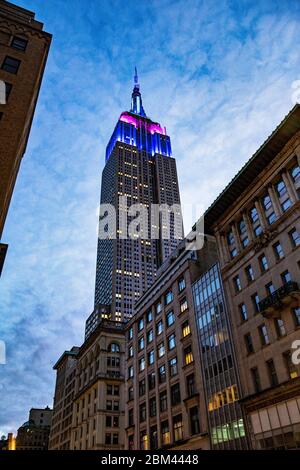 New York, N.Y/USA – 1. Mai 2020:das Empire State Building Tribut an die Beschäftigten im Gesundheitswesen. Quelle: Gordon Donovan/Alamy Live News Stockfoto