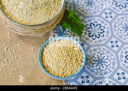 Quinoa gesunde und natürliche Lebensmittel. Glutenfrei. Stockfoto