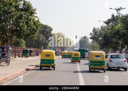 Neu Delhi, Indien - Feb. 2019. Auto Rickshaw läuft auf viel befahrenen Straße. Stockfoto