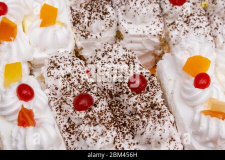 Leckeres Stück Schokolade Vanille Kuchen Gebäck Nahaufnahme, selektive Fokus. Stockfoto