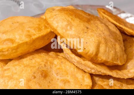 Indische Küche Puri aus nächster Nähe, köstliche frittierte Poori (puri) serviert. Stockfoto