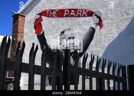 Liverpool, Großbritannien. Mai 2020. Anfield Stadion während der Suspendierung der Premier League wegen der Covid-19 Virus Pandemie; das riesige Wandgemälde des ehemaligen Liverpool Manager hinter den verschlossenen Toren des Park öffentlichen Hauses gegenüber dem Kop Eingang zum Stadion ; Quelle: Action Plus Sports/Alamy Live News Stockfoto