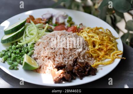 Gebratener Reis mit Garnelenpaste oder Garnelenpaste Reis, Thai-Lebensmittel Stockfoto