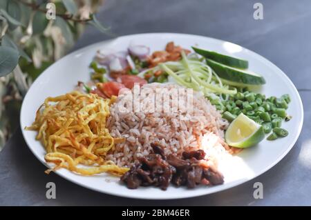 Gebratener Reis mit Garnelenpaste oder Garnelenpaste Reis, Thai-Lebensmittel Stockfoto