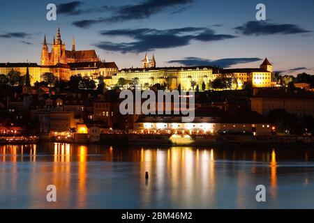 Altstadt von Prag, gesehen über den Fluss Moldau. Stockfoto