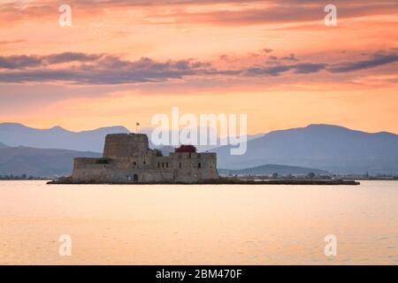 Abendansicht des Schlosses Bourtzi in Nafplio, Griechenland. Stockfoto