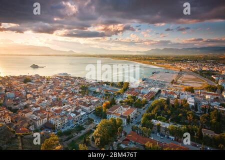 Blick auf Nafplio Stadt und Hafen, Peloponnes, Griechenland. Stockfoto