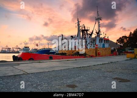 Schlepper im Hafen von Piräus bei Sonnenuntergang, Athen. Stockfoto