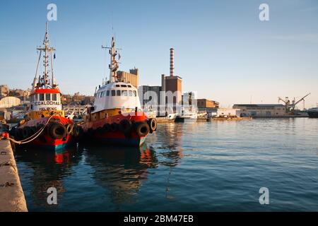 Schlepper im Hafen von Piräus bei Sonnenuntergang, Athen. Stockfoto