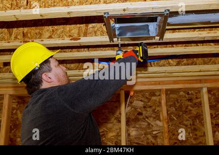 Arbeiter installieren neue Lüftungsöffnungen der Klimaanlage in neuen Hausbau Stockfoto