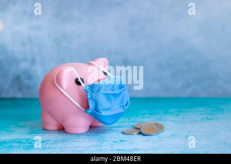 Rosa Sparschwein mit medizinischer Maske Stockfoto