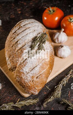 Handgemachtes Brot auf schwarzem Hintergrund Stockfoto