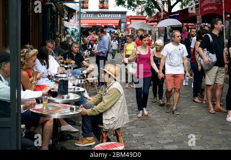 Restaurant im Freien Café mit Kunden in Place du Tertre.Montmartre.Paris.Frankreich Stockfoto