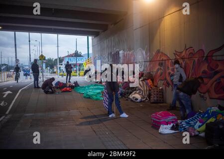 Immigranten schlafen unter einer Brücke und warten auf staatliche Hilfe, um ihr Land Venezuela zurückzuhalten, da das pandemische Corona-Virus COVID verbreitet ist Stockfoto