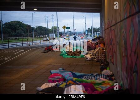 Immigranten schlafen unter einer Brücke und warten auf staatliche Hilfe, um ihr Land Venezuela zurückzuhalten, da das pandemische Corona-Virus COVID verbreitet ist Stockfoto