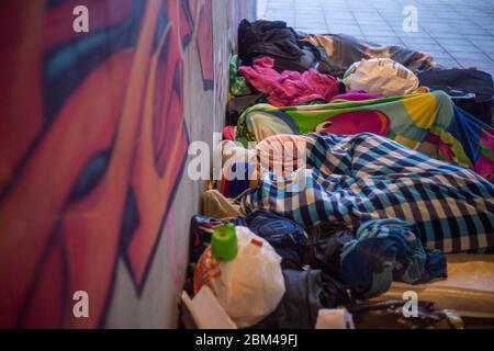 Immigranten schlafen unter einer Brücke und warten auf staatliche Hilfe, um ihr Land Venezuela zurückzuhalten, da das pandemische Corona-Virus COVID verbreitet ist Stockfoto