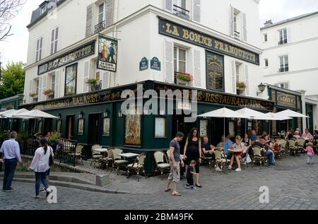 Restaurant Café La Bonne Franquette mit Kunden im Freien sitzen in Montmartre.Paris.Frankreich Stockfoto