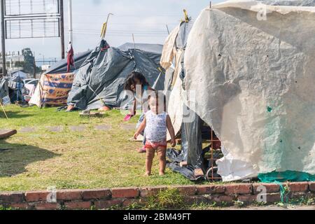 Venezolanische Kinder in einem provisorischen Lager warten auf die Rückkehr in ihr Land, Venezuela, aufgrund der Ausbreitung des pandemischen Corona-Virus, COVID-19 Stockfoto