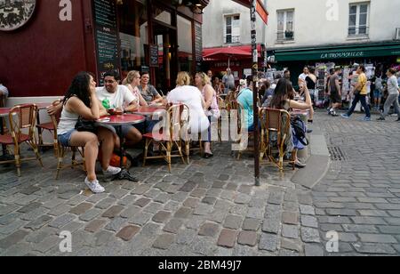 Restaurant Café im Freien mit Kunden in Montmartre.Paris.Frankreich Stockfoto