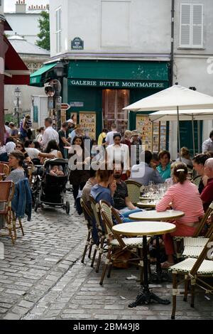 Restaurant Café im Freien mit Kunden in Montmartre.Paris.Frankreich Stockfoto