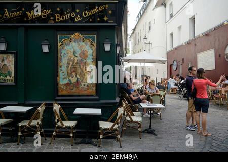 Restaurant Café im Freien mit Kunden in Montmartre.Paris.Frankreich Stockfoto