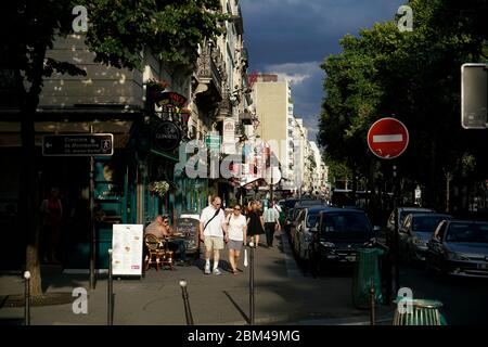Boulevard de Clichy mit Cafés und Fußgängerzone.Paris.Frankreich Stockfoto