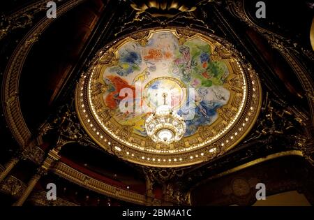 Das Auditorium celling von Marc Chagall mit dem Auditorium Kronleuchter gemalt.Palais Garnier Opera National de Paris.Paris.Frankreich Stockfoto