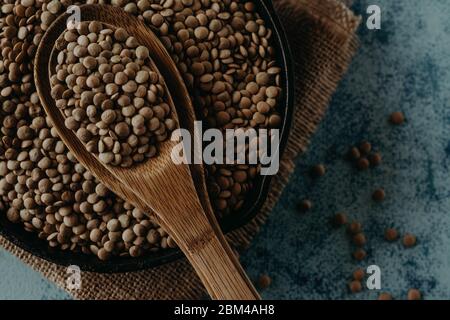 Linsen Perlen. Linsenkörner in Schüssel und Löffel. Stockfoto