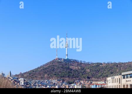 Seoul, Südkorea – 22. März 2020. Seoul Namsan Tower. Seoul Namsan Tower von Itaewon. Stockfoto