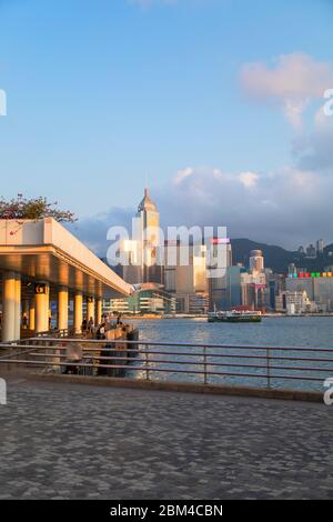 Skyline von Hongkong von Tsim Sha Tsui Promenade, Kowloon, Hongkong Stockfoto