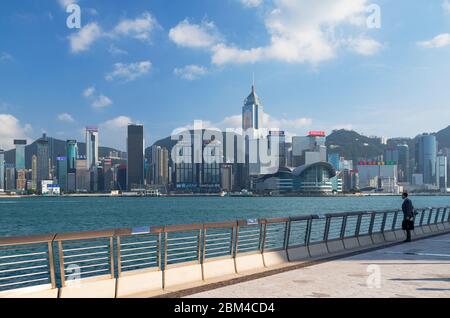 Mann, der auf der Tsim Sha Tsui Promenade, Tsim Sha Tsui, Kowloon, Hong Kong steht Stockfoto