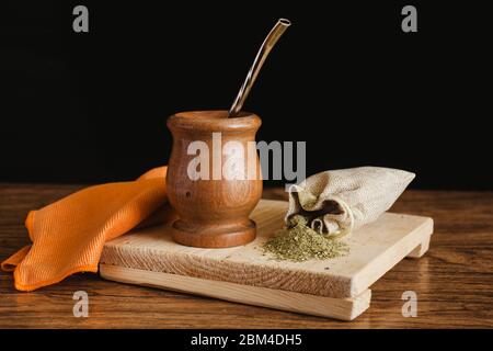 yerba Mate Tee traditionell in Argentinien auf schwarzem Hintergrund Stockfoto