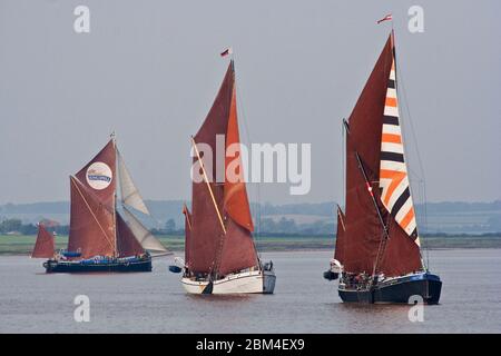 Thames Segelschiff Wyvenhoe in voller Segel, mit Reminder und Gladys im Hintergrund Stockfoto