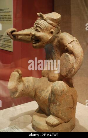 Trommelfell Rap Töpferfiguren Eastern Han-Dynastie 55 cm hoch ausgegraben in Tianhui Berg Chengdu Sichuan in 1957 vom National Museum of Ch gesammelt Stockfoto