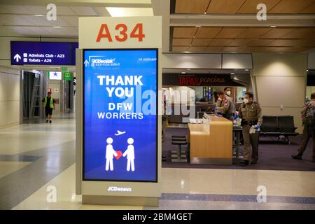 Dallas, Usa. Mai 2020. Ein Zeichen, dass die Menschen an soziale Distanzierung bei einem Flug von American Airlines in Texas während der Quarantäne inmitten des Coronavirus erinnert wurden.Passagiere wurden gefragt, ob sie in Texas bleiben würden und diejenigen, die sagten, dass sie in Texas bleiben, wurden auf Befehl des texanischen Gouverneurs Greg zur Selbstquarantäne für 14 Tage aufgefordert Abbott. Reisen, die nicht mit der Bestellung unterliegen einer 1000-Dollar-Geldstrafe und entweder 180 Tage im Gefängnis, oder beides. Quelle: SOPA Images Limited/Alamy Live News Stockfoto