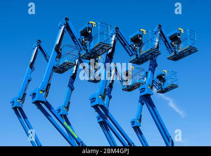 Ein Hof voller Articulating Boom Lifts oder Cherry Picker. Stockfoto