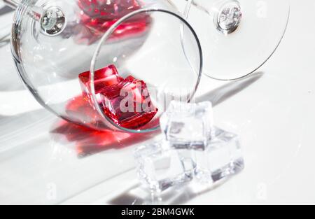Ein Glas Rotwein und Eisstücke Stockfoto