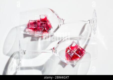 Ein Glas Rotwein und Eisstücke Stockfoto