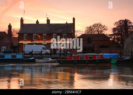 Abendszene auf der Themse in Oxfordshire. Stockfoto